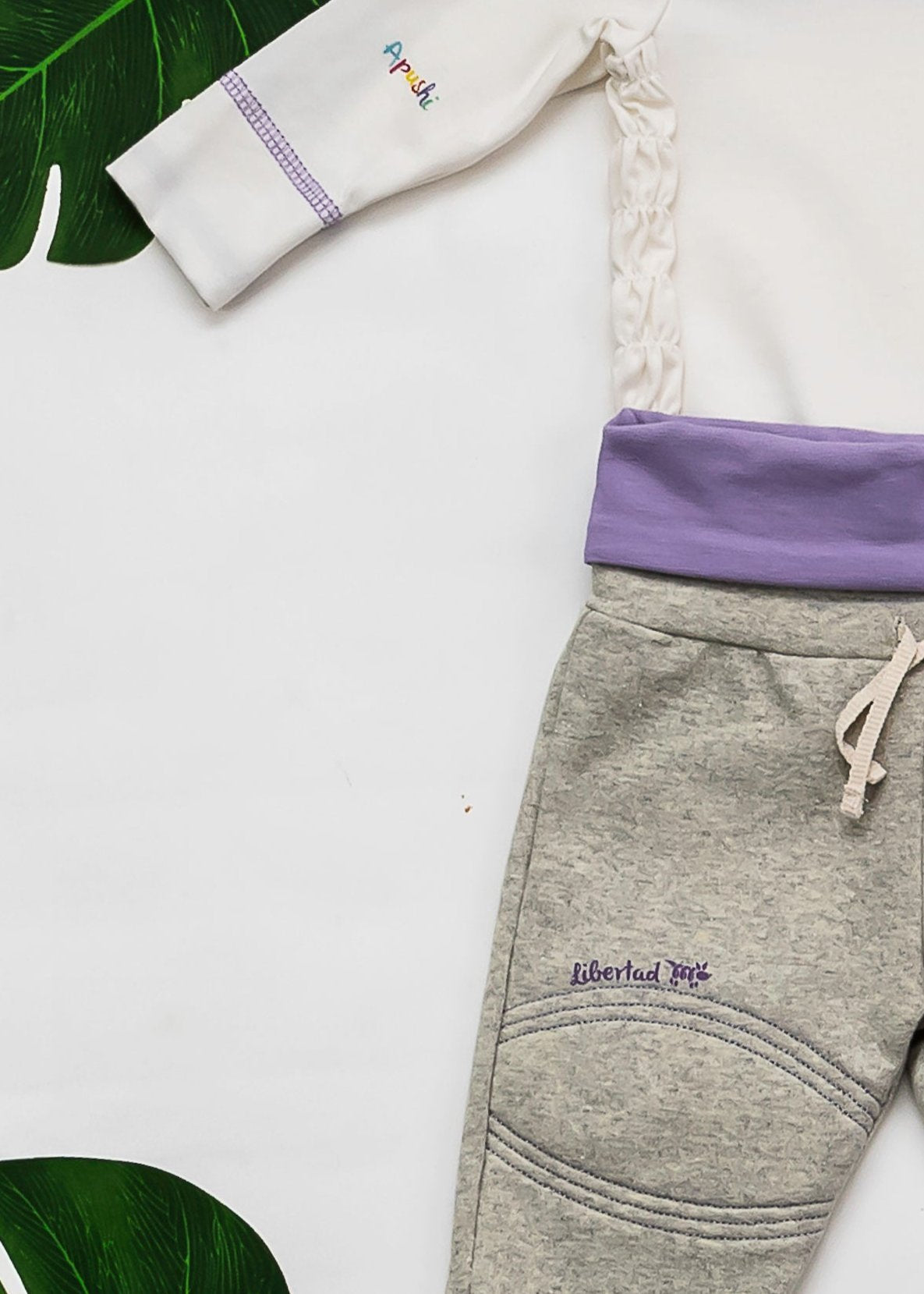 Detail-vetement_bebe_cadeau_naissance_body_jogger_classique